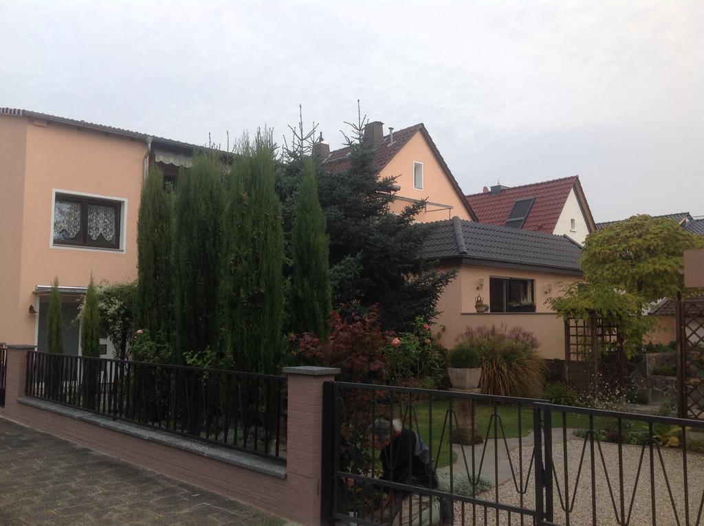 Privatzimmer Spahn In Muhlheim Exterior foto